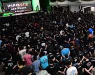 Grande público de alunos de Ciência da Computação em evento no auditório Salão do Limoeiro, assistindo a uma palestra sobre inovação e tendências em tecnologia da informação.