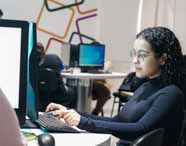 Aluna utiliza computador durante atividade prática no curso de Ciência da Computação. 