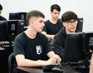 Alunos desenvolvem códigos em aula de programação na Unoeste. 