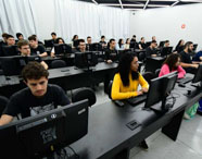 Estudantes participam de aula prática no laboratório de informática da Unoeste.