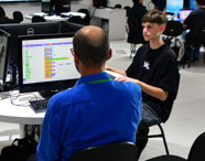 Alunos da Ciência da Computação utilizando computadores em laboratório na Unoeste. 