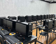  Infraestrutura com computadores individuais para os alunos da Unoeste. 
