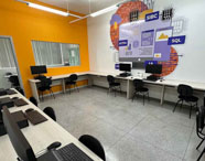 Laboratório moderno equipado para aulas práticas de Ciência da Computação na Unoeste.