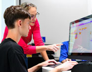 Professor auxilia aluno em laboratório de programação na Unoeste. 