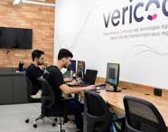 Desenvolvedores de software com formação em Ciência da Computação trabalhando na "sala de talentos" da empresa Vericode, focados em projetos de tecnologia e desenvolvimento de soluções digitais.