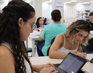 Alunas da Unoeste no campus de Jaú concentradas em seus estudos em ambiente coletivo.