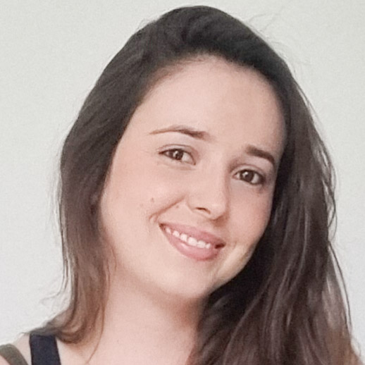 Franciele, aluna do curso de análise e desenvolvimento de sistemas, trajando uma blusa com detalhes preto e branco. Ela está em um ambiente interno com fundo branco e neutro, sugerindo um espaço simples e minimalista. A iluminação clara evidencia os cabelos longos e castanhos, destacando a simplicidade e naturalidade da composição.