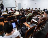 Professor apresenta sobre transformação digital na empresa para alunos do curso de Análise e Desenvolvimento de Sistemas em sala de aula, focando em conceitos e aplicação em TI.