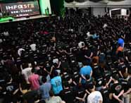 Grande público de alunos de Análise e Desenvolvimento de Sistemas reunidos em evento no auditório Salão do Limoeiro, participando de palestra sobre tecnologia e inovação em sistemas.