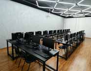 Laboratório de informática moderno e equipado para aulas do curso de Análise e Desenvolvimento de Sistemas, com computadores e projetor, pronto para o ensino de programação e TI.