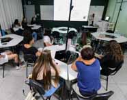 "Alunos de Análise e Desenvolvimento de Sistemas engajados em aula com metodologias ativas, participando de discussões em grupo e aprendizado colaborativo.  "