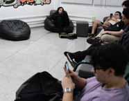 Alunos de Análise e Desenvolvimento de Sistemas relaxando e interagindo em sala de descanso, com pufes e espaço para estudo informal e convivência.