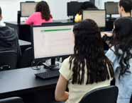 Faculdade de Análise e Desenvolvimento de Sistemas: estudantes do campus de Presidente Prudente participam de aula prática em laboratório de informática. A foto mostra a integração dos alunos, o uso de computadores modernos e a infraestrutura completa voltada à formação tecnológica e inovação no ensino superior.