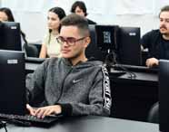 Faculdade de Análise e Desenvolvimento de Sistemas: aula no campus Presidente Prudente, com alunos atentos às atividades nos computadores. O ambiente colaborativo destaca a dedicação dos estudantes e o foco em programação, desenvolvimento de sistemas e tecnologia aplicada, essenciais para o curso.