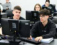 Faculdade de Análise e Desenvolvimento de Sistemas: estudantes digitando em computadores durante aula prática no laboratório do campus Presidente Prudente. O foco está na participação ativa e no desenvolvimento de habilidades essenciais para a área de tecnologia.