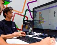 Faculdade de Análise e Desenvolvimento de Sistemas: alunos desenvolvendo projetos de programação em laboratório de informática no campus Presidente Prudente. A imagem valoriza o aprendizado prático e colaborativo em ambiente tecnológico.
