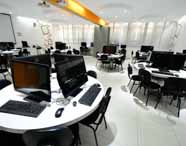 Faculdade de Análise e Desenvolvimento de Sistemas em Presidente Prudente, laboratório equipado com mesas redondas e computadores modernos, ideal para atividades práticas, projetos em grupo e colaboração entre os estudantes de tecnologia e programação.