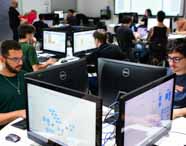 Faculdade de Análise e Desenvolvimento de Sistemas em Presidente Prudente, visão do laboratório de informática, com vários computadores e cadeiras organizados para aulas práticas, promovendo o desenvolvimento de habilidades em tecnologia e sistemas de informação.