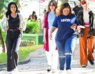 Vista aérea do campus da Faculdade de História em Presidente Prudente, com edifícios modernos, áreas verdes e paisagismo, destacando a infraestrutura universitária.