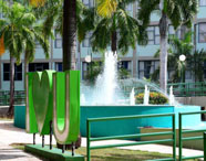 Fonte com a escultura I LOVE U (I love Unoeste) no campus da Faculdade de História, com palmeiras e edifícios ao fundo.