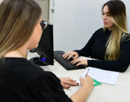Duas alunas do curso de Direito da Unoeste concentradas em momento de estudo individual em ambiente interno. 