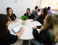 Grupo de estudantes de Direito em roda de conversa durante atividade colaborativa no campus da Unoeste. 