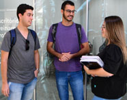 Alunos conversam de forma descontraída no hall de entrada do Escritório de Treinamento Jurídico da Unoeste. 