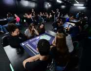 Estudantes de Direito utilizam mesas digitais e recursos interativos na Sala Betha, integrando tecnologia ao curso. 
