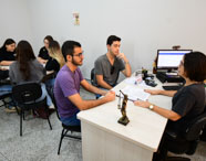 Professora conduz atendimento individualizado com alunos em sala de aula do curso de Direito da Unoeste. 