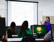 Aula teórica do curso de Direito com projeção de conteúdo jurídico em tela, com foco em engajamento dos alunos. 