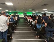 Auditório da Faculdade de Nutrição da Unoeste em Guarujá com alunos assistindo a uma apresentação.