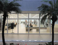 Fachada envidraçada da biblioteca da Faculdade de Nutrição da Unoeste no campus Guarujá. 