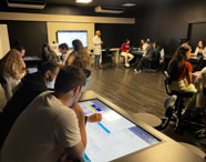 Alunos da Unoeste participando de aula com uso de tecnologia interativa no campus Guarujá. 