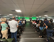 Alunos da Unoeste reunidos em auditório no campus Guarujá para atividade institucional do curso de Educação Física. 