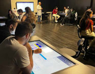 Estudantes de Psicologia em aula interativa na Sala Betha, no campus Guarujá.