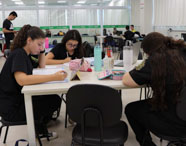 Alunos da Faculdade de Nutrição de Jaú em atividade de estudo em sala ampla e iluminada.