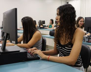 Laboratório de informática da Faculdade de Nutrição de Jaú com alunos em atividade prática.