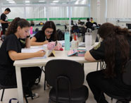 Grupo de alunos reunidos em ambiente coletivo de estudos na Unoeste de Jaú. 