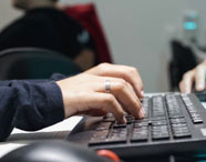 Mãos de estudante digitam em teclado preto diante de monitor, durante atividade prática em laboratório de informática. O ambiente sugere aula do curso de Ciência de Dados, com foco no uso de tecnologia e desenvolvimento de habilidades digitais na Unoeste.