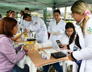 Acadêmicos de Biomedicina prestam atendimento comunitário com orientações de saúde no campus Guarujá. 
