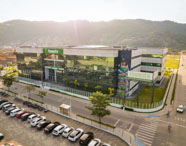 Vista aérea do campus Guarujá da Unoeste, com destaque para a estrutura moderna da área da saúde. 