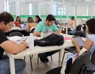 Estudantes de Biomedicina em momento de estudos em grupo no campus Unoeste Jaú.