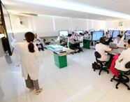 Aula teórica com professora e estudantes do curso de Medicina da Unoeste em Presidente Prudente.