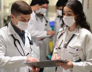 Estudantes de Medicina da Unoeste em Presidente Prudente em atividade prática no internato médico.