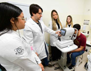 Aula prática de oftalmologia com equipamentos modernos no curso de Medicina da Unoeste em Presidente Prudente.