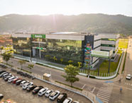 Vista geral da infraestrutura do campus Guarujá da Unoeste, com destaque para os espaços modernos e integrados. 