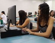 Alunos do curso de Administração em laboratório de informática, realizando atividades práticas na Unoeste Jaú. 