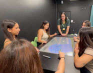 Estudantes da Unoeste em dinâmica interativa na Sala Betha do campus Jaú, com foco em aprendizagem ativa. 