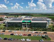 Faculdade de administração em Jaú fachada drone: imagem aérea mostra o prédio moderno do campus Unoeste, com fachada de vidro, estacionamento e áreas verdes ao redor. O cenário evidencia infraestrutura de ponta, integração com o entorno e acesso facilitado, reforçando o compromisso da instituição com qualidade e inovação no ensino superior.