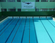 Piscina semiolímpica da Unoeste utilizada nas aulas do curso de Licenciatura em Educação Física. 